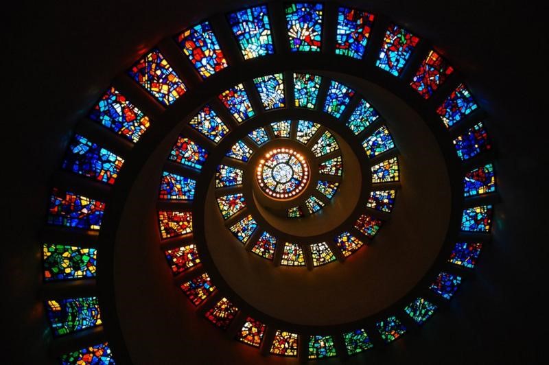 Vitral en espiral de la Capilla de Acción de Gracias, Dallas, Texas